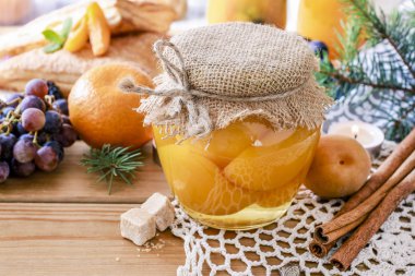 Şeftali turşusu kavanozu.