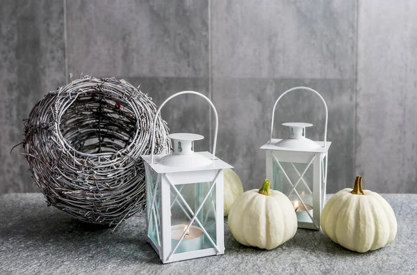 Simple modern floral arrangement with baby boo pumpkins. — Stock Photo, Image