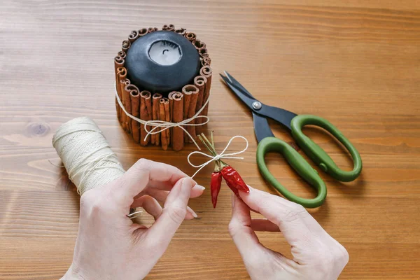 How to make candle decorated with cinnamon sticks tutorial. — Stock Photo, Image