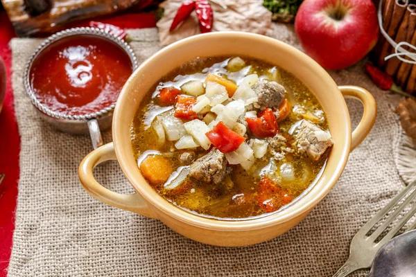 Gulášová polévka s čerstvou zeleninou a masem. — Stock fotografie