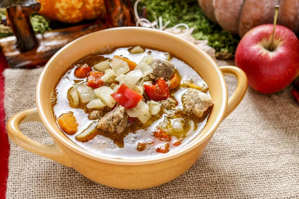 Zuppa di gulasch con verdure fresche e carne . — Foto Stock