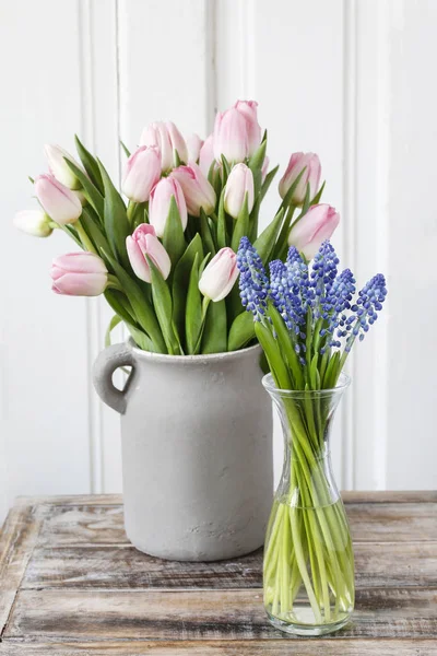 Μπουκέτο από ροζ τουλίπες και άνθη μοσχομύδα (γλεύκος σταφυλιών) — Φωτογραφία Αρχείου