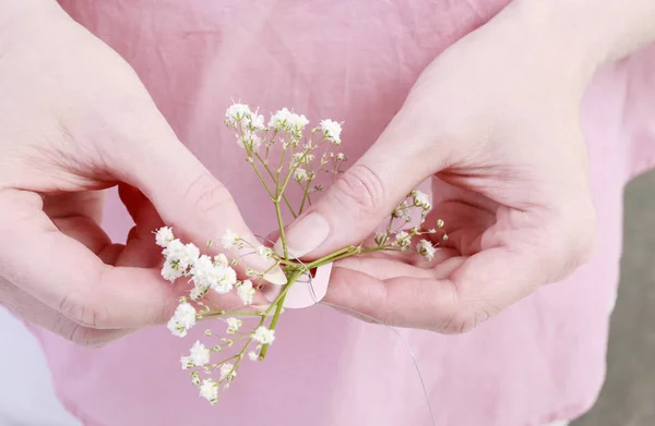 Hoe maak je bloem kroon met rozen, Eustoma (Lisianthus), horte — Stockfoto