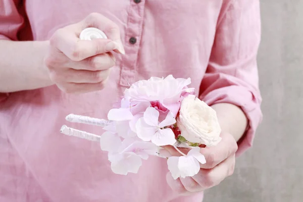 Hoe maak je bloem kroon met rozen, Eustoma (Lisianthus), horte — Stockfoto
