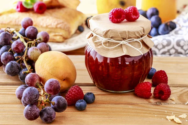 Jam gemaakt van rood fruit. — Stockfoto