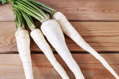 ahşap masa üzerine maydanoz.