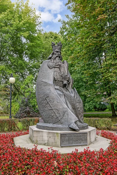 SKAWINA, POLAND - OCTOBER 04, 2017: Statue of polish king Casimi — Stock Photo, Image