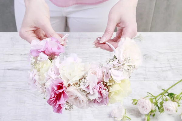 How to make flower crown tutorial. — Stock Photo, Image