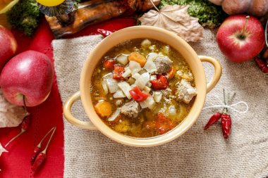 Taze sebze ve et ile gulaş çorbası.