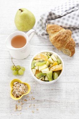 Meyve salatası Kase, meyve suyu sürahi ve br fransız kruvasan