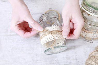 Nasıl dantel ve dize öğretici ile dekore cam kavanoz yapmak.