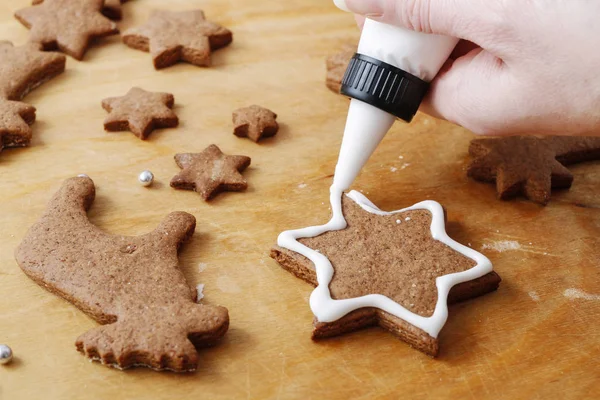How to make christmas gingerbread cookies — Stock Photo, Image