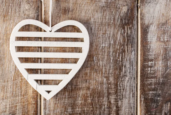 Bílé srdce na dřevěném pozadí — Stock fotografie