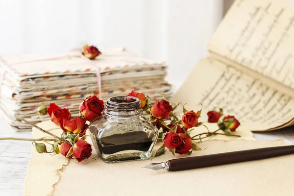 Inkwell, pen en gedroogde rozen. — Stockfoto