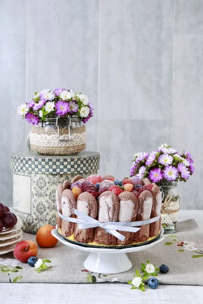 Gâteau à la charlotte française aux fruits d'été . — Photo