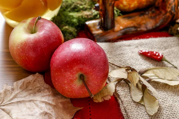 Kaksi omenaa pöydällä — kuvapankkivalokuva