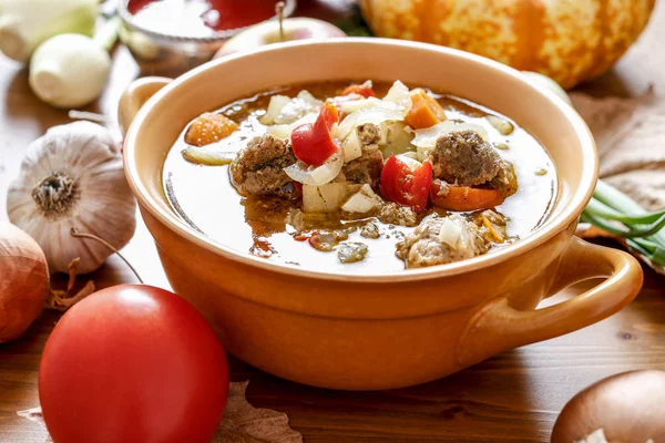 Gulášová polévka s čerstvou zeleninou a masem. — Stock fotografie