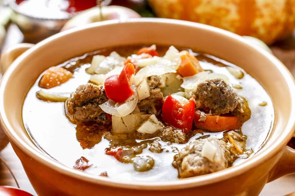 Sopa de goulash com legumes frescos e carne . — Fotografia de Stock