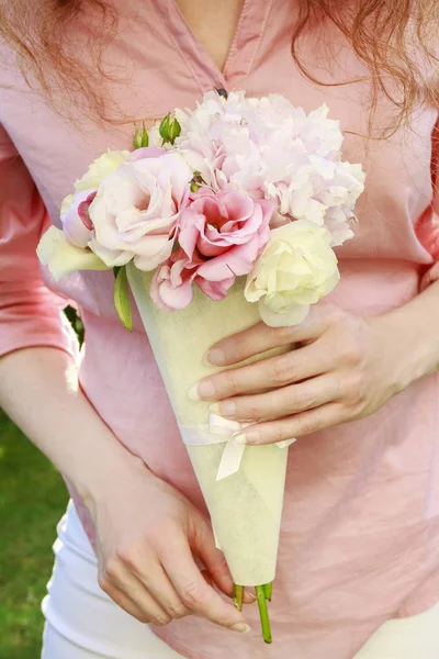 Mujer sosteniendo corneta de flor . — Foto de Stock