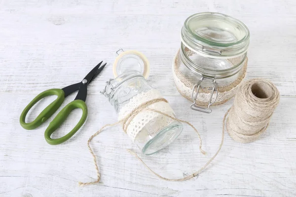 Come fare vaso di vetro decorato con pizzo e stringa tutorial . — Foto Stock