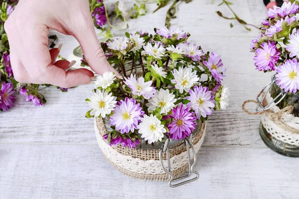 How to make bouquet of flowers inside a glass vase — Stock Photo, Image