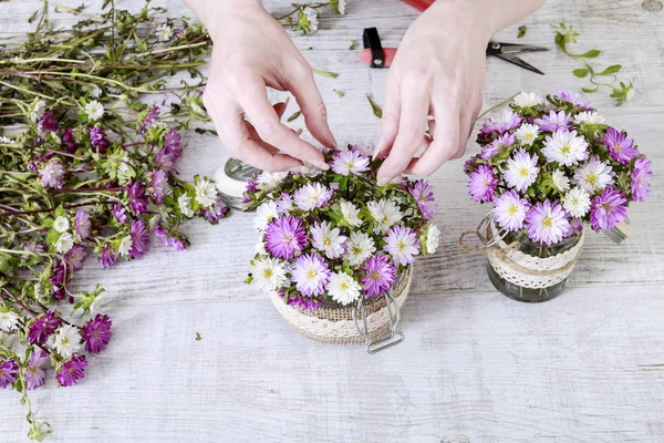 Hur man gör bukett blommor inuti en glasvas — Stockfoto