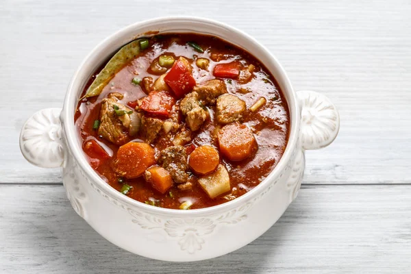Supă de gulaș pe masă — Fotografie, imagine de stoc