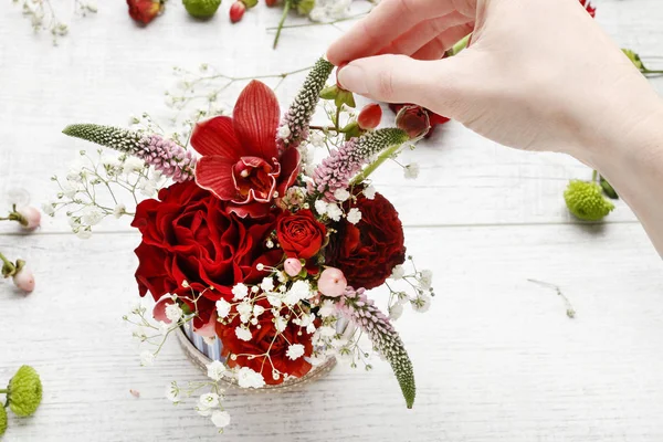 Wie man einfache Blumenarrangements mit roten Orchideen macht — Stockfoto