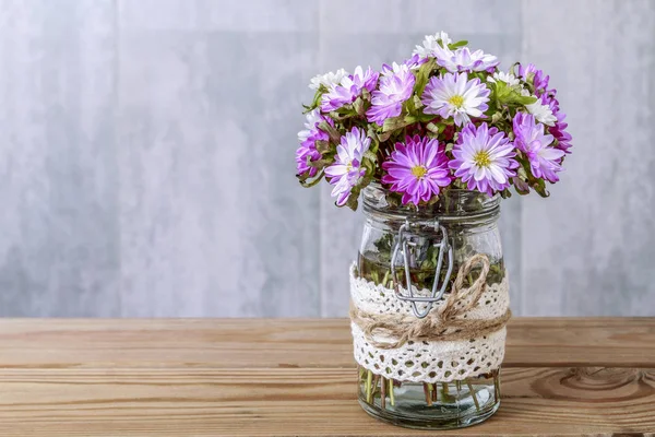 Bukett av lila och vita krysantemum blommor — Stockfoto