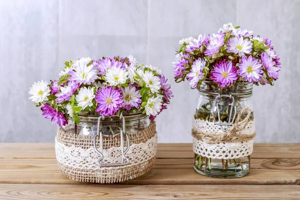 Strauß lila und weißer Chrysanthemenblüten — Stockfoto