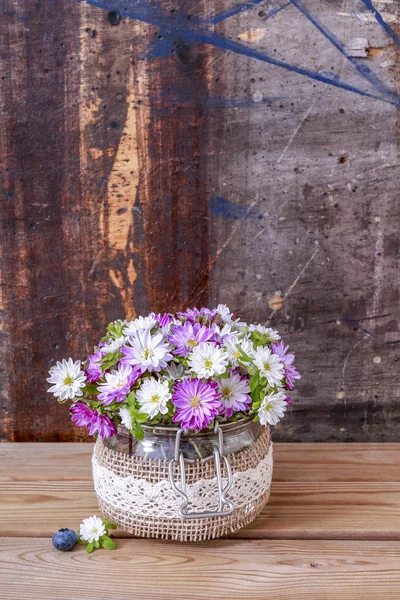 Ramo de flores de crisantemo púrpura y blanca —  Fotos de Stock