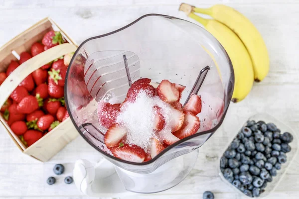 How to make fruit smoothie using blender, tutorial. — Stock Photo, Image