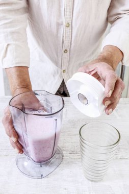 Nasıl blender kullanarak meyve yüzlü yapmak, öğretici.