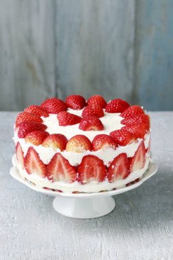 Çilekli pasta kek standı.