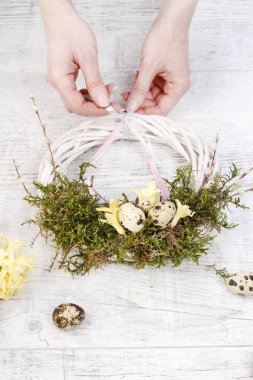 Nasıl beyaz hasır çelenk yapmak, paskalya kapı dekorasyon.