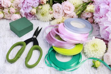 Çiçekçi işyeri: Gül, lisianthus, dahlia, şakayık ve çiçekçi