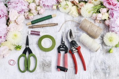 Çiçekçi işyeri: Gül, lisianthus, dahlia, şakayık ve çiçekçi