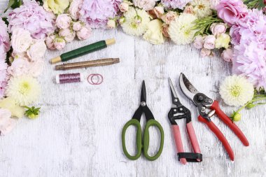 Çiçekçi işyeri: Gül, lisianthus, dahlia, şakayık ve çiçekçi