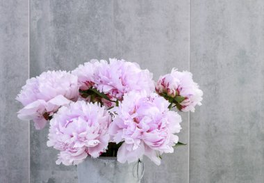 Bir buket pembe şakayık.