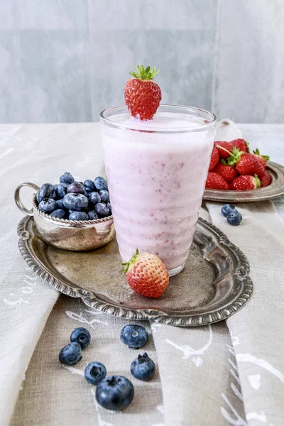 How to make fruit smoothie using blender, tutorial. — Stock Photo, Image