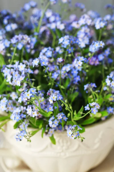Bouquet di fiori non dimenticati in vaso di ceramica . — Foto Stock