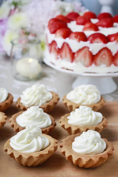 Cupcakes and strawberry cake on cake stand. — Stock Photo, Image