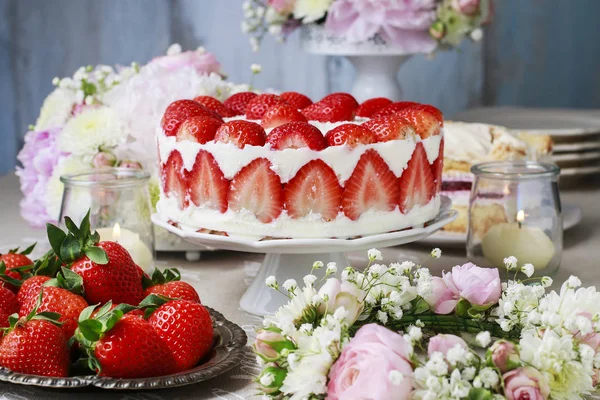 Party table with fruits, flowers and strawberry cake — Stock Photo, Image