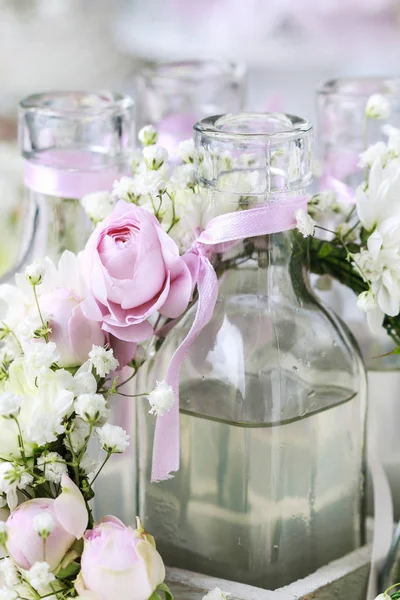 Бутылки с лимонадом и цветочные украшения для вечеринок — стоковое фото