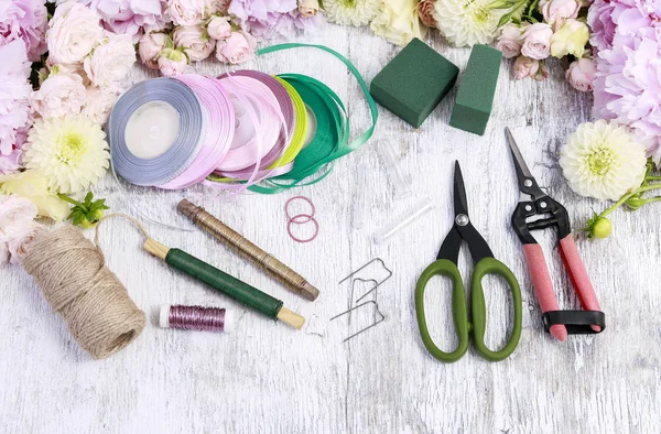 Çiçekçi işyeri: Gül, lisianthus, dahlia, şakayık ve çiçekçi