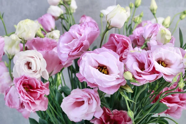 Μπουκέτο με ροζ λουλούδια λίσιανθους (ευλάβεια)) — Φωτογραφία Αρχείου