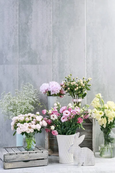 Lindas flores em cinza, fundo de pedra — Fotografia de Stock