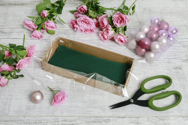 How to transform simple paper box into romantic Valentine 's Day — стоковое фото