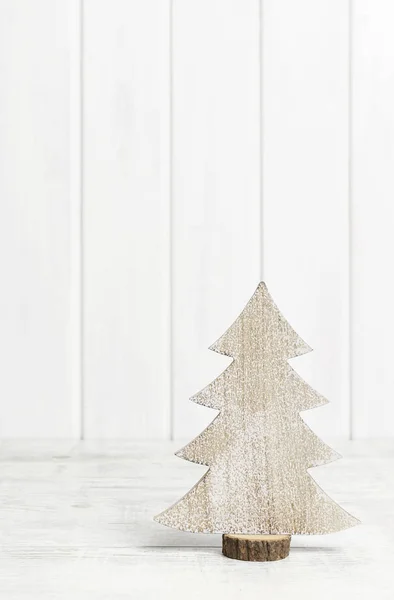 Arbre de Noël en bois sur fond blanc — Photo