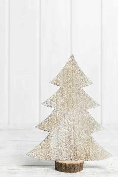 Arbre de Noël en bois sur fond blanc — Photo